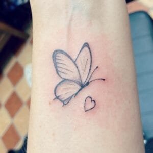 tattoo-fineline-groningen-artists-afspraak-best-beoordeeld-studio-vrouw