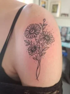 Bloemen tattoo op bovenarm
