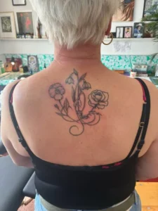 Rugtattoo met bloemen