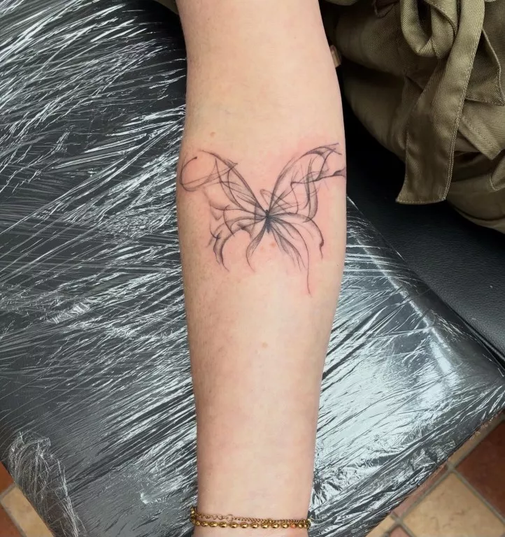 Vlinder tattoo op arm