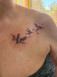 Vogel tattoo sleutelbeen zwart wit