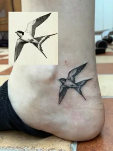 Zwaluw tattoo zwart wit